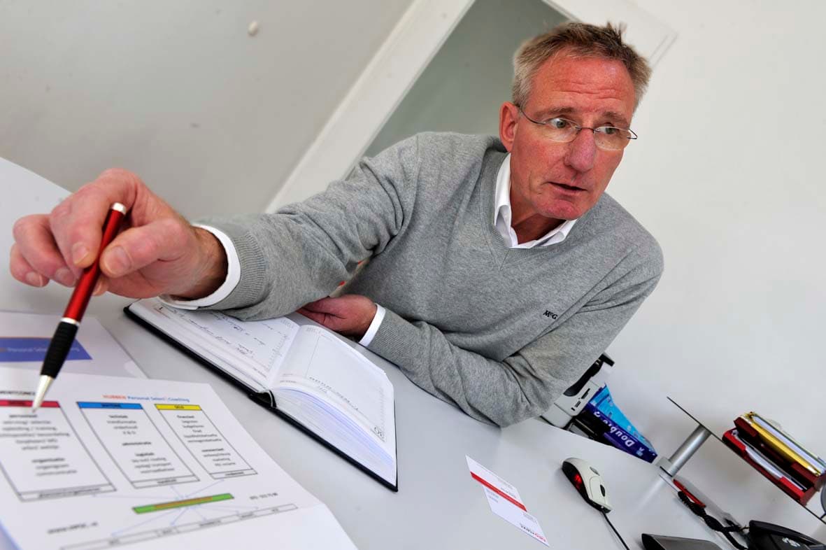 Han Hubben in gesprek aan tafel